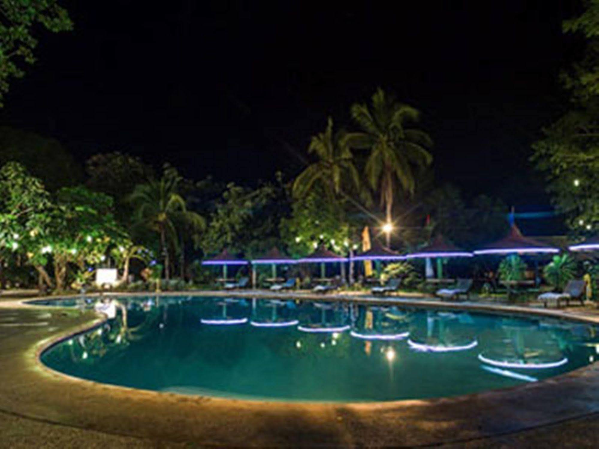 Matabungkay Beach Hotel Lian Buitenkant foto
